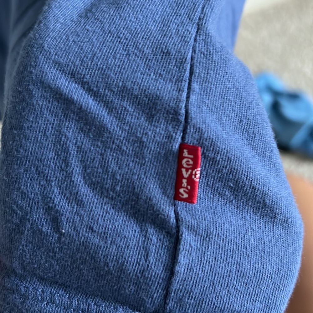 Levi’s T-shirt! - Picture 3 of 3